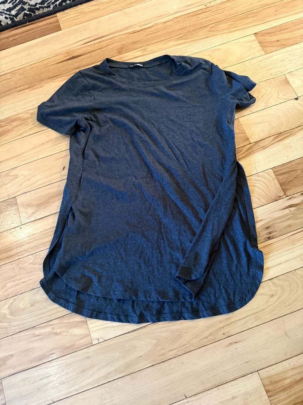 Fashion Nova Dark Gray Short Sleeve Curved Hem T-Shirt